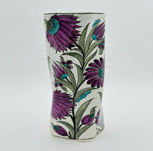 Jarrón de cerámica blanca bellamente curvado con arte de claveles y tulipanes brillantes; disponible a precios de mayorista. - Product Image 2