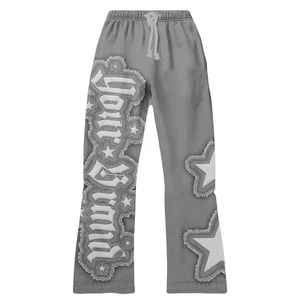 ชุดแทรคสูทปักโลโก้เชนิลล์แบบกำหนดเองสำหรับผู้ชาย สไตล์ Y2K สตรีทแวร์ สีเทา ลายดาวปัก ชุดฮู้ดดี้และกางเกงจ็อกเกอร์ทรงโอเวอร์ไซส์ ผ้าฟลีซสองชิ้น - Product Image 2
