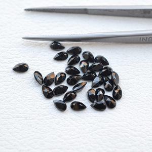 อัญมณีแบบหลวมที่กำหนดเองรูปลูกแพร์พลอยพลอยสีนิลสีดำธรรมชาติสำหรับเครื่องประดับอุปกรณ์แบบทำมือขายเป็นกลุ่มอัญมณี" - Product Image 1