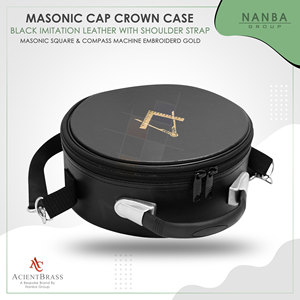 Étui pour casquette maçonnique du Groupe Nanba, fabriqué en similicuir noir avec emblème carré et boussole brodé or. - Product Image 2