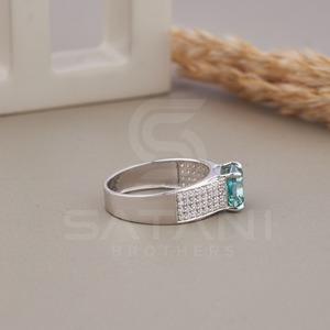 Anillo de Moissanita Azul Verdoso con Corte Cojín en Plata de Ley 925 – Anillo de Compromiso con Halo y Banda Pavé, Anillo de Promesa de Moissanita Verde Azulado - Product Image 3