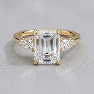 Bague de fiançailles en or 14K/18K avec trois diamants de laboratoire taille émeraude, accentués par des pierres rondes et en forme de poire, pour femme, bijoux de luxe pour mariage - Product Image 1
