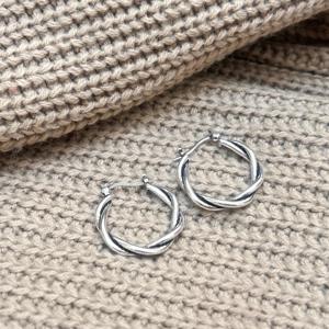 Pendientes de aro minimalistas retorcidos, modernos, de latón para mujer, chapados en plata, geométricos, venta al por mayor, OEM - Product Image 6