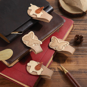 Marcapáginas de hoja de arce en cuero genuino premium, diseñado para una comodidad de lectura duradera, a la venta a un precio muy asequible. - Product Image 6