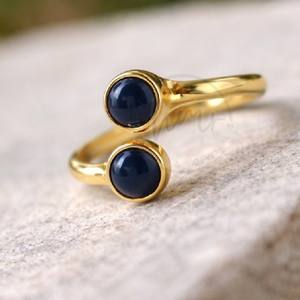 Bague ouverte plaquée or avec double cabochon en onyx noir, ajustable, style minimaliste, pour femme, vente en gros - Product Image 3
