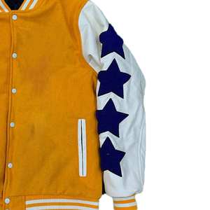 Chaqueta Universitaria Dorada Omega - Chaqueta Bomber de Alta Calidad en Felpa y Cuero - Estilo Urbano, Vida Griega y Chaqueta Universitaria - Product Image 3