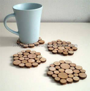 Ensemble de quatre sous-verres en bois faits à la main avec des motifs sculptés uniques, parfaits pour offrir à vos proches lors d'occasions spéciales - Product Image 3