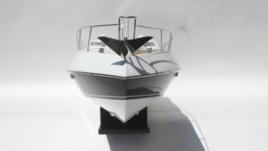 Maquette de Yacht à Moteur en Bois Faite à la Main, Art Moderne Autoportant, Objet de Collection, Forme Personnalisée, Artisanat Sculpté - Product Image 1