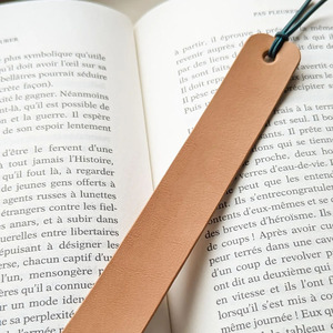 Marcador de páginas de hoja de arce en cuero hecho a mano de primera calidad, regalo creativo para lectores y amantes de la literatura, a la venta a un precio asequible. - Product Image 2