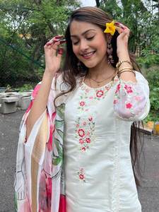 Diseñado para armarios modernos y sencillos, traje pakistaní islámico Kurti / Salwar con estampado floral de color blanco y patrón único. - Product Image 3