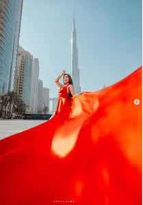Robe longue fluide en satin de soie rouge premium avec traîne pour femme, idéale pour séance photo en extérieur, robe de soirée à fente haute - Product Image 3
