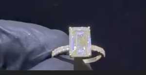 Bague de fiançailles de luxe pour femme en or 14 carats avec diamant de laboratoire 3,13 carats (G-VS1) et pierres latérales de 0,38 carat - Product Image 1