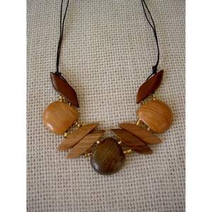 Collier avec pendentif en bois en forme de croix fait à la main pour femmes, bijoux fantaisie - Product Image 4