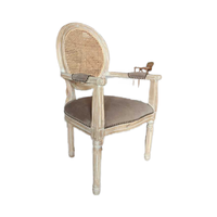Fauteuil en canne antique de style français avec cadre robuste et dossier ovale pour salles à manger de villas
