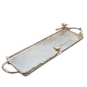 Forma rectangular chapada en oro de pájaro volador con asas laterales Bandeja de metal de aluminio Bandeja de servicio para restaurante de hotel en casa - Product Image 1