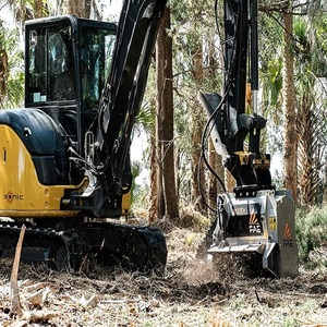 Mini-excavatrice John Deere robuste avec équipement de broyage pour le creusement, le terrassement et les travaux de gestion du territoire - Product Image 6