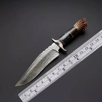 Couteau de chasse et de camping artisanal en acier Damas forgé, manche en corne de cerf et de taureau