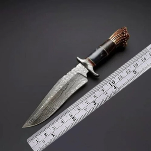 Cuchillo de caza y camping hecho a mano de Damasco, cuchillos forjados de Damasco con mango de cuerno de ciervo y toro - Product Image 1