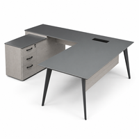 Bureau de direction moderne en forme de L avec plateau gris imitation bois, armoire de rangement à 3 tiroirs et pieds inclinés pour usage commercial