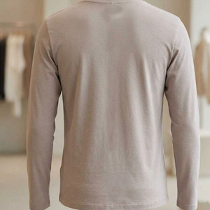 เสื้อยืดคอกว้างแขนยาวเรียบง่ายขายส่ง รับสกรีนโลโก้ ทรงปกติ คุณภาพสูง เสื้อผ้าสตรีทแวร์ผู้ชาย - Product Image 5