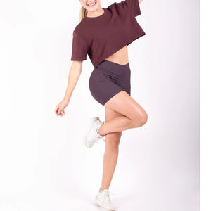 Fabricante Mayorista OEM Conjunto Deportivo de Invierno para Mujer con Cremallera, Top Corto de Manga Corta y Shorts de Cintura Alta, Logotipo Personalizado, Fitness - Product Image 4