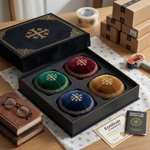 Kipá/Yarmulke de Terciopelo de 4 Paneles Personalizada al por Mayor con Cruz de Jerusalén Bordada y Borde con Estampado de Pergaminho, Gorra Yarmulke Judía - Product Image 5