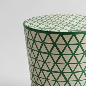 โต๊ะข้างทรงกลมสีเขียวอมฟ้าแบบขายส่ง ตกแต่งด้วยกระดูกฝังลายเกล็ดปลา ทำด้วยมือ ใช้เป็นเก้าอี้เสริมได้ - Product Image 5