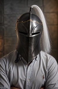 Casque de Chevalier Médiéval Fait Main – Armure Gothique Portative avec Plume Blanche KULSOOM - Product Image 4