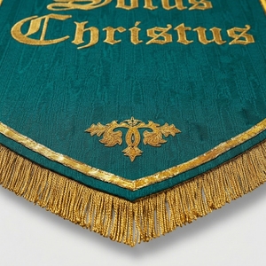 Drapeau religieux brodé à la main Solus Christus, en velours vert avec franges dorées, pour décoration d'autel de chapelle - Product Image 4