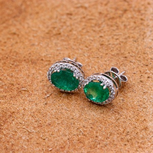 ต่างหูเพชรทรงวงรีประดับมรกตแบบตะวันออก-ตะวันตก ทองคำขาว 18k ขายส่ง Memoria Jewels - Product Image 3
