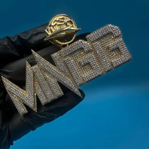 Pendentif personnalisé pour homme en or jaune plaqué 14 carats avec moissanite véritable ronde de 3 carats - Product Image 1