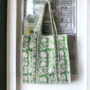 Sac fourre-tout matelassé vert à fleurs pour femme, sac à main à bandoulière rembourré en coton doux pour les voyages et l'usage quotidien - Product Image 4