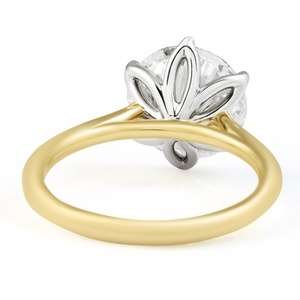 Anillo de Diamantes de 3.5 ct con Corte Brillante Redondo, Certificado IGI, 6 Puntas, Dos Tonos, Banda de Oro Amarillo de 18K con Puntas de Platino - Product Image 4