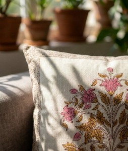 Housse de coussin carrée artisanale à imprimé botanique Arbre de Vie en beige, rose et marron, directement de l'usine, 18x18 - Product Image 2