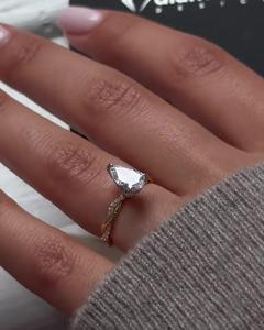 Anillo de compromiso con diamante ovalado cultivado en laboratorio certificado por IGI, oro macizo de 14K y 18K, banda de canal graduada de 7 piedras, venta al por mayor B2B de fábrica - Product Image 4