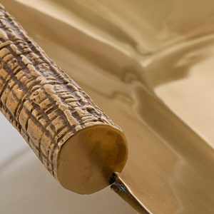 Plateau de service élégant en métal doré avec poignées texturées et une finition métallique élégante, parfait pour la décoration de table moderne - Product Image 5
