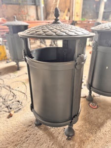 ถังขยะอลูมิเนียมหรูหราพร้อมการตกแต่งระดับพรีเมียม ถังขยะดีไซน์ทันสมัยสำหรับบ้าน วิลล่า ใช้ภายนอกบ้าน ใช้ในสวน สไตล์ฝรั่งเศส - Product Image 4