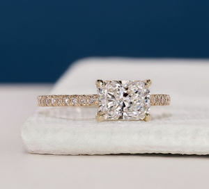 Anillo de Diamante Cultivado en Laboratorio, Corte Radiante y Redondo, 1.21 ct, VVS2, Certificado IGI, Oro Amarillo de 14k, Anillo de Compromiso con Pavé, Venta al Por Mayor, Personalizado - Product Image 2