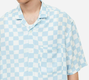 เสื้อเชิ้ตผู้ชายทรงบ็อกซี่ผ้าซาตินกันยับ ดีไซน์เรียบง่าย สไตล์ลำลอง ปกคอปก ติดกระดุม  สำหรับฤดูร้อน  สามารถสั่งตัดได้ - Product Image 2