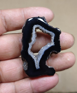 Colgante de Ágata Druzy Natural en Rodaja, Piedra Geoda Irregular Negra y Blanca Pulida para Joyería y Artesanía - Product Image 2