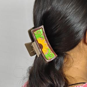 Pince à cheveux en cuir tendance avec motif feuille verte et zigzag pour accessoires féminins - Product Image 3