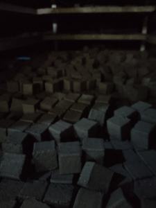 Instrumento utilizado para crear briquetas de carbón a partir de cáscaras de coco específicamente para uso en cachimba y Shisha - Product Image 2