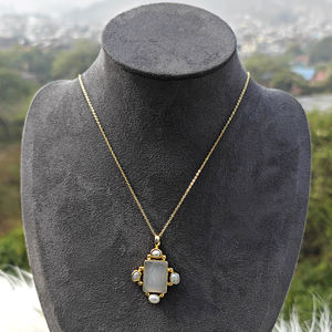 Collier pour femme en laiton plaqué or 18 carats, serti de pierres de lune blanches naturelles de style vintage avec accent de perle, idéal pour les soirées. - Product Image 6