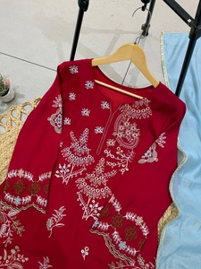 Robe de mariée en tissu Chanderi très demandée, Salwar Kameez pour les occasions spéciales, disponible au prix de gros auprès d'un exportateur indien. - Product Image 6