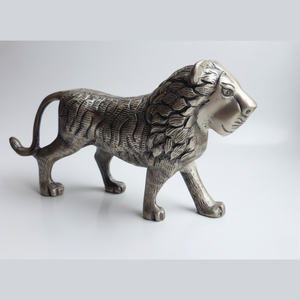 Figurine de lion en aluminium plaqué laiton antique 22,5 cm – Décoration de bureau artisanale de luxe |   Symbole de puissance et de leadership - Product Image 2