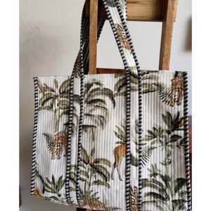 Sac fourre-tout matelassé pour femme, imprimé à la main en Inde, motif jungle multicolore, idéal pour l'hiver et l'été, pour le shopping et le transport sur l'épaule - Product Image 3