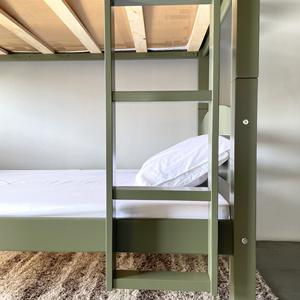 Cama litera minimalista personalizable en verde oliva, muebles de dormitorio de madera personalizados para niños - Product Image 3