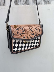 Bolso Bandolera de Piel Genuina DEV EXPORT con Solapa, Diseño Floral y Patrón a Cuadros para Mujer - Product Image 2