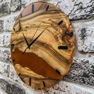 Reloj de Pared Moderno de Lujo con Resina Epoxi Roja Intensa y Madera de Burl, Reloj Colgante Redondo Silencioso de Madera de Olivo con Borde Natural para Sala de Estar - Product Image 6