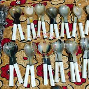 Ensemble élégant de cuillères à salade en corne de bœuf avec manche en os blanc, vaisselle artisanale à prix avantageux - Product Image 6